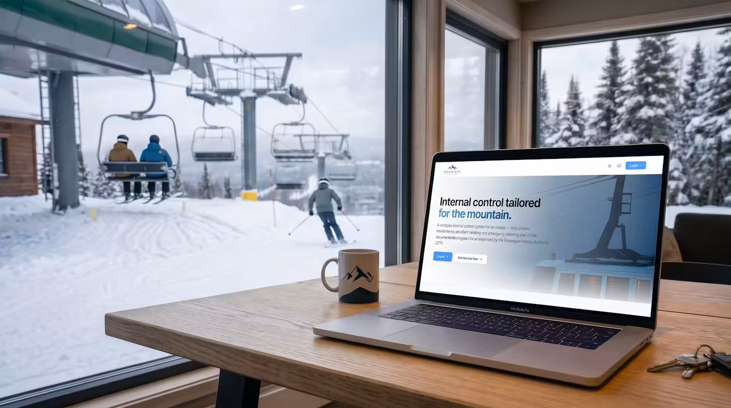 MountainControl åpnet på en laptop i en fjellstue, med skiheis og snø utenfor vinduet